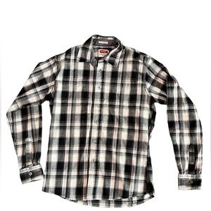 Wrangler Button Down Mens Shirt. Size Medium.